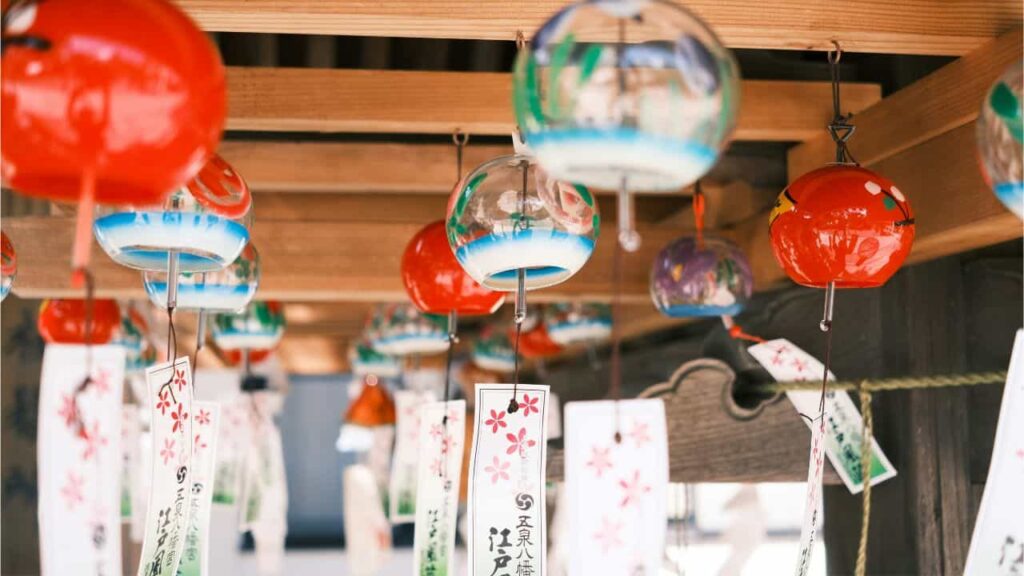 神社と風鈴、日本の夏の光景
