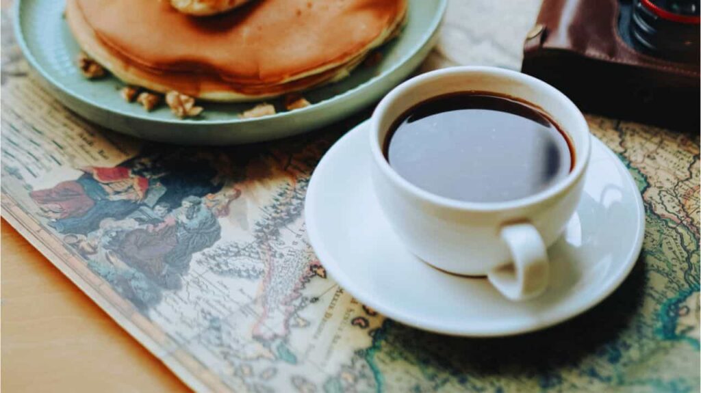 コーヒーカップとパンケーキ