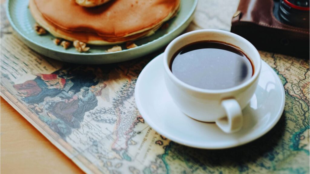 ほっと落ち着く旅先のカフェで、本と。