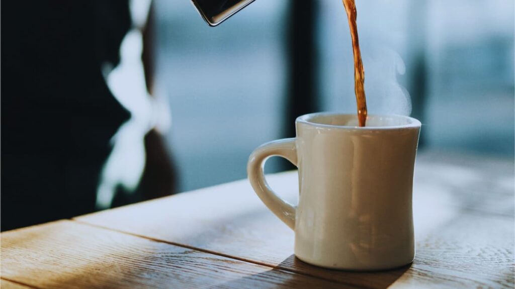 マグカップに淹れたてのコーヒー